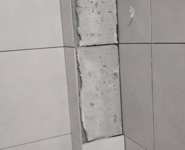丹凤瓷砖空鼓维修公司分享下瓷砖施工前基层浇水润湿程度不足，可能导致以下问题
